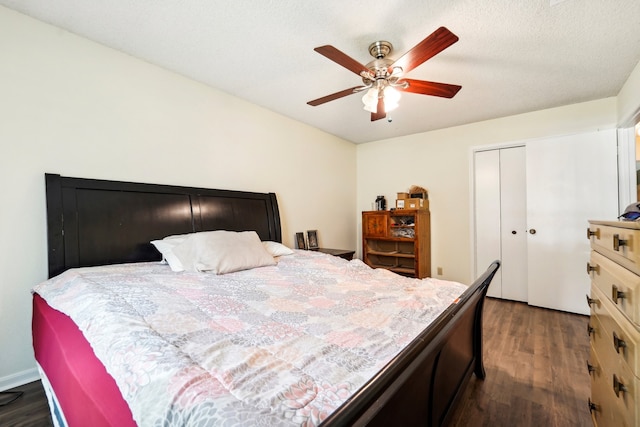 bedroom featuring a textured ceiling, dark wood-type flooring, ceiling fan, and a closet