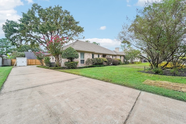 ranch-style house featuring a front yard