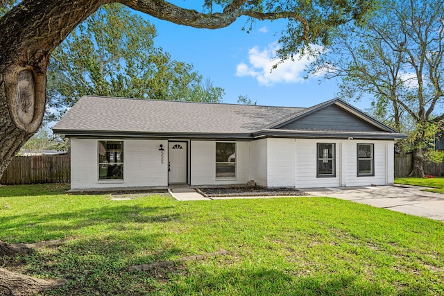 single story home with a front lawn