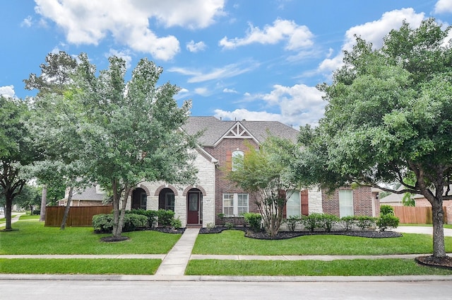 view of front of property featuring a front yard