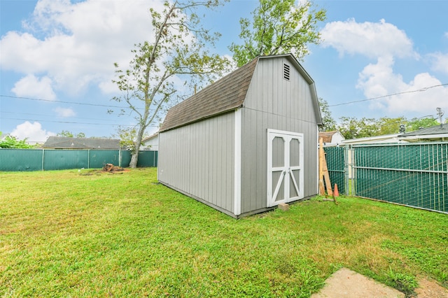 view of outdoor structure featuring a yard