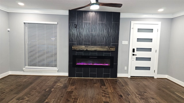 entrance foyer with dark wood-type flooring, ceiling fan, and crown molding