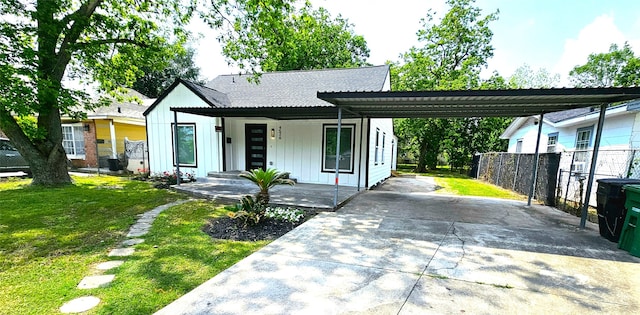 view of front facade featuring a carport and a front lawn