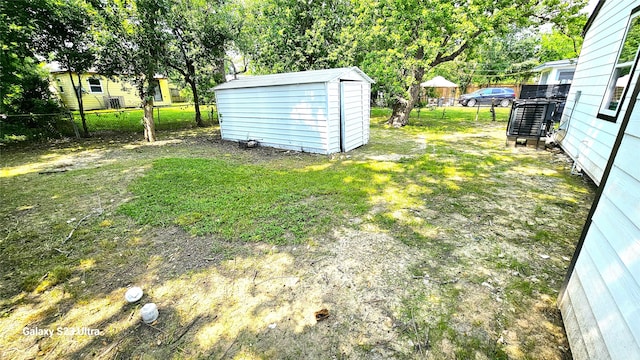 view of yard featuring a storage shed