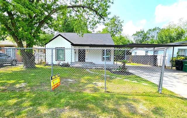 view of front facade featuring a front lawn