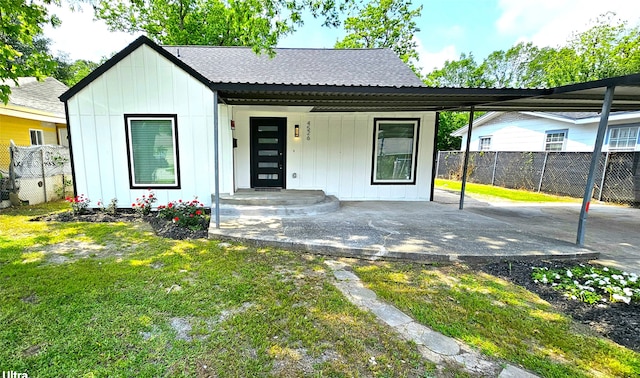 view of front of house with a front yard