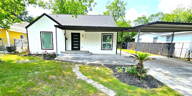 view of front of home featuring a front lawn