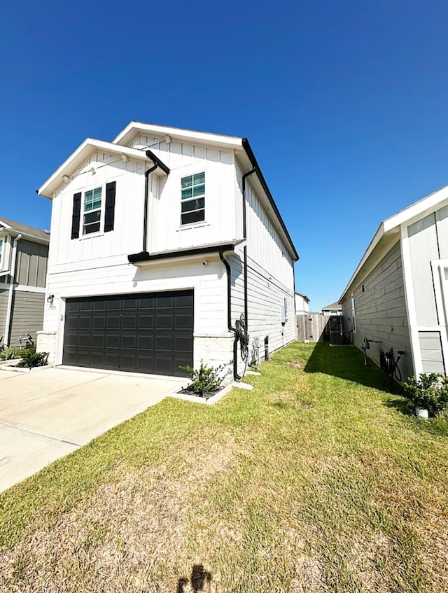 view of front of house featuring a front lawn and a garage