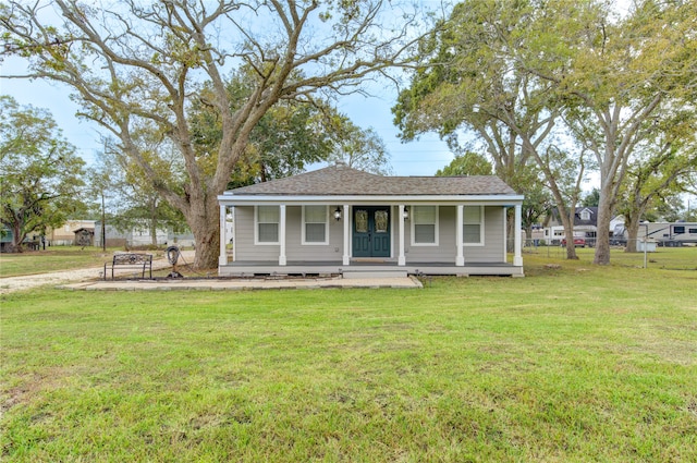 view of front facade with a front yard and covered porch