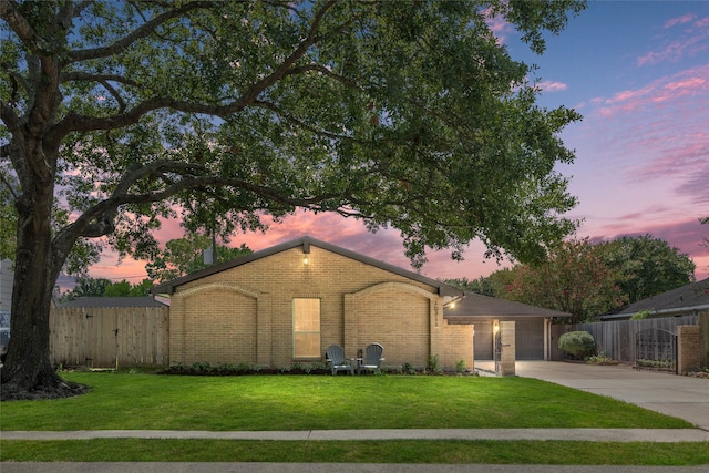 single story home featuring a lawn