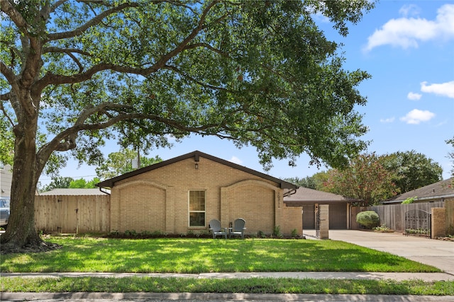 single story home with a front lawn