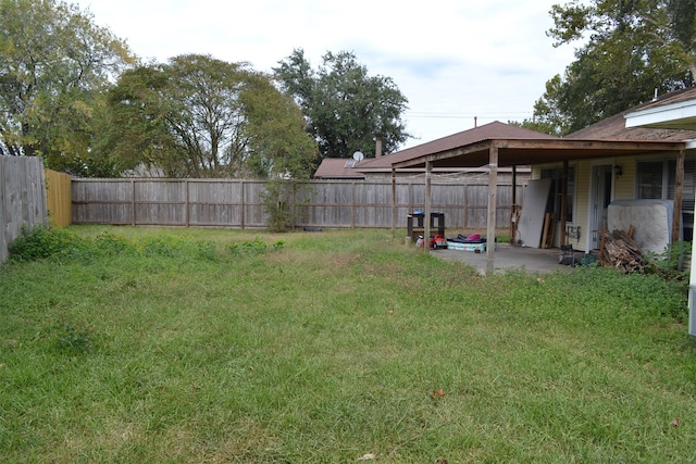 view of yard featuring a patio area