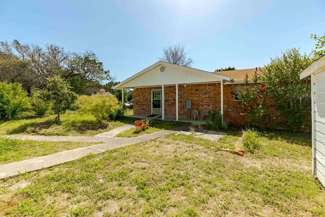 view of front facade with a front yard