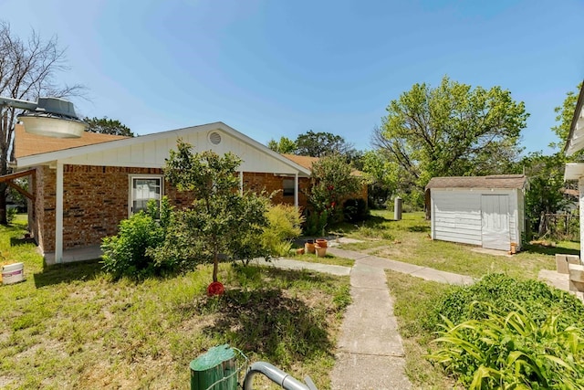 view of yard featuring a storage shed