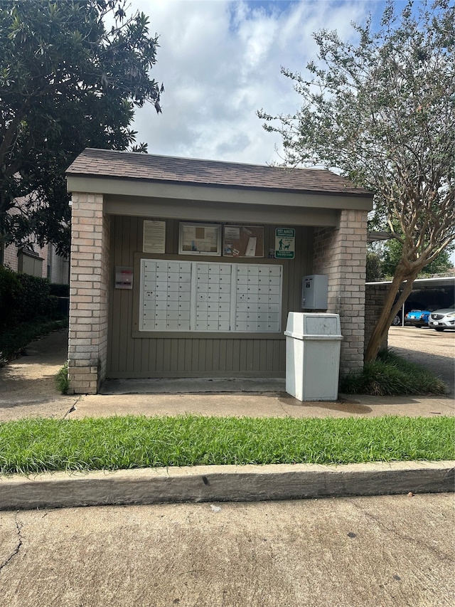 view of property's community featuring mail boxes