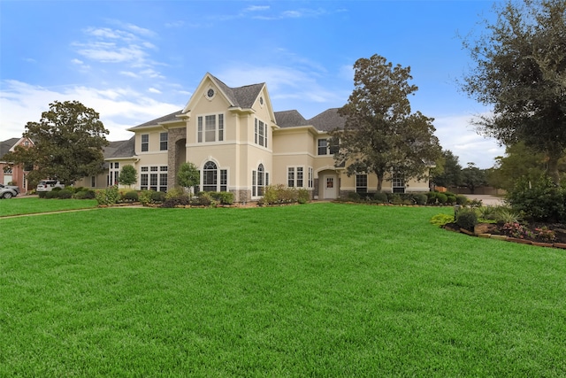 view of front facade featuring a front yard