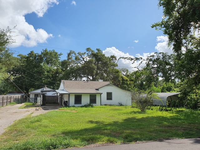 view of front facade featuring a carport and a front lawn