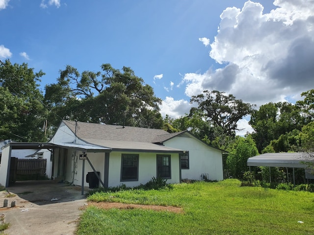 view of front of home featuring a front lawn and a carport