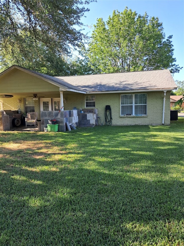 view of front of property featuring a front yard and ceiling fan