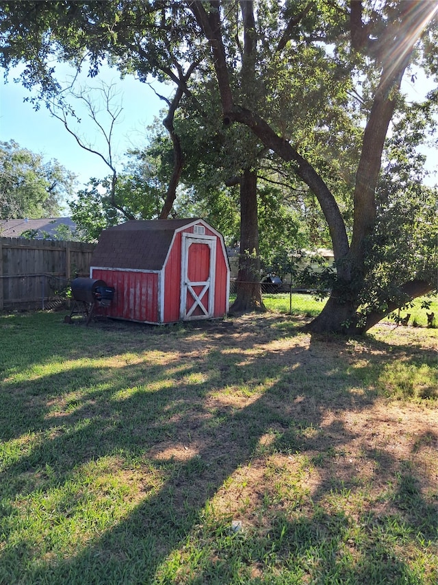 view of yard with a storage unit