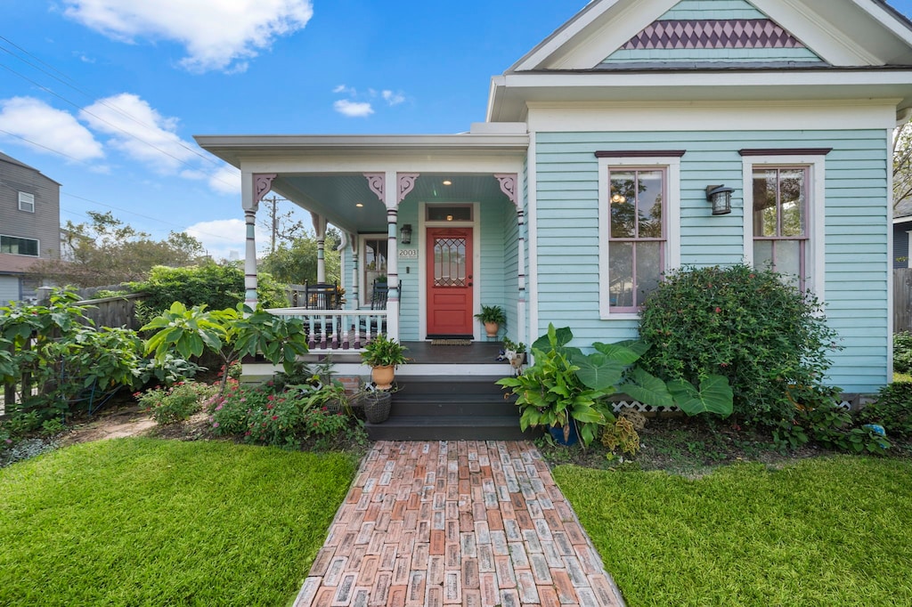 view of front of property with a front lawn and covered porch