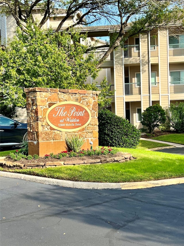 view of community / neighborhood sign