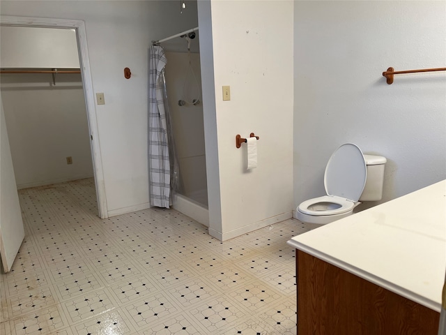 bathroom featuring a shower with shower curtain, vanity, and toilet