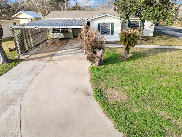 view of front of property featuring a front yard and a carport