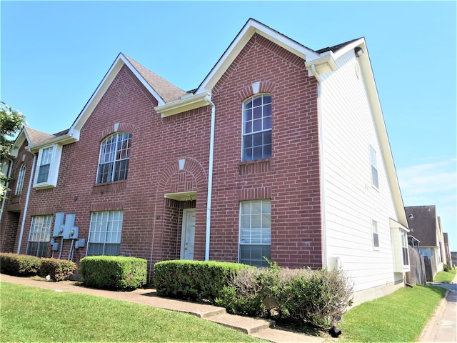 view of front of house with a front lawn