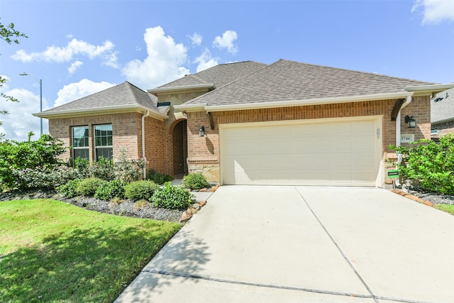 view of front of house featuring a garage and a front yard