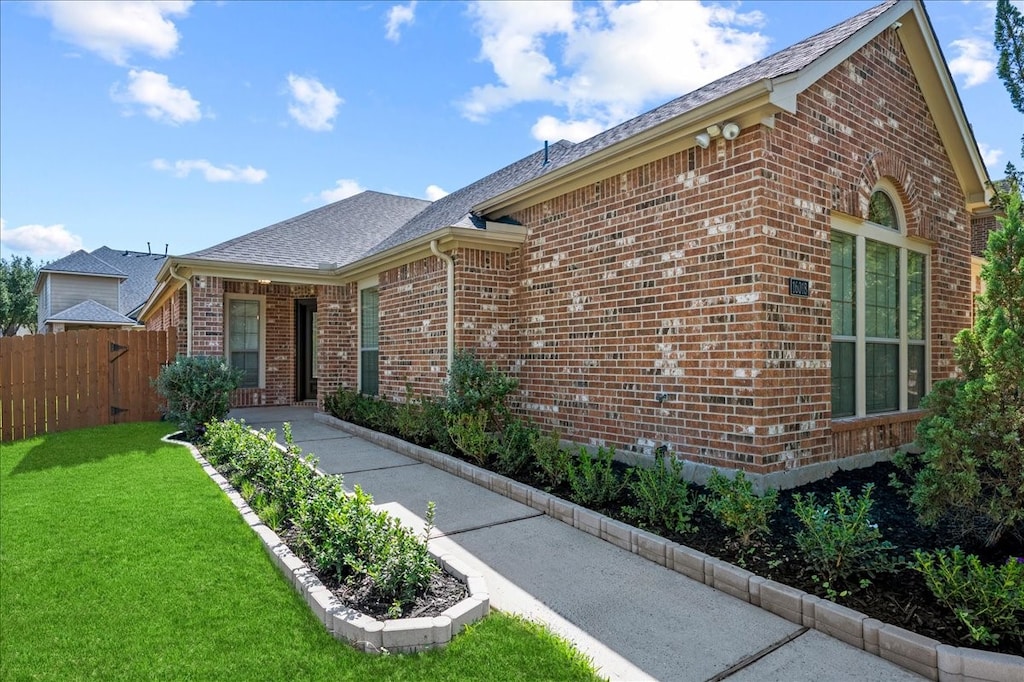 view of front of home featuring a front yard