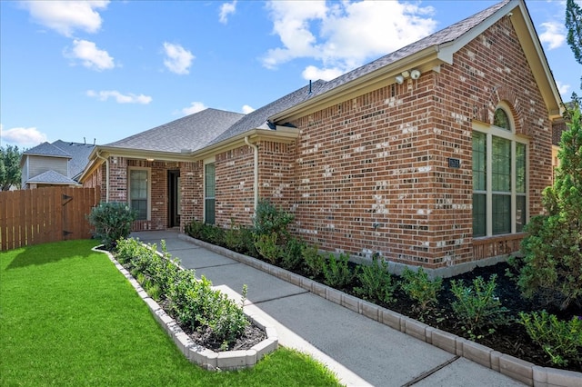 view of front of home featuring a front yard