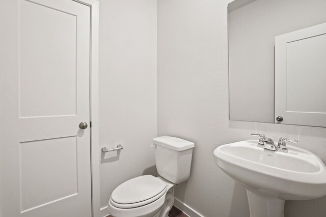 bathroom featuring sink and toilet