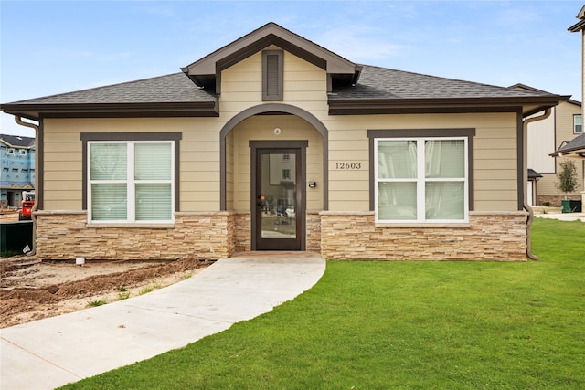 view of front of home with a front lawn