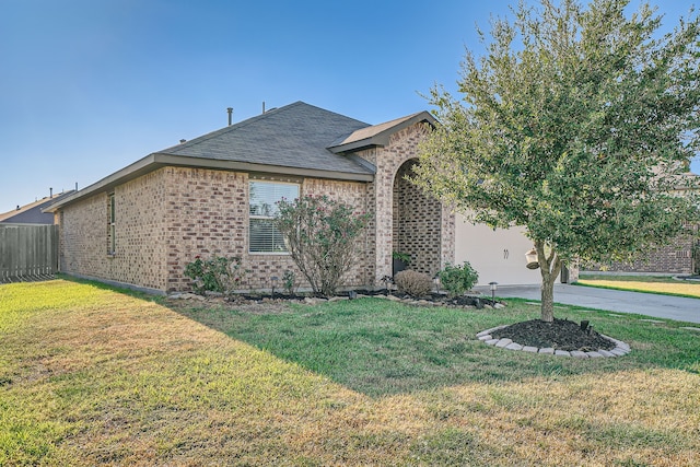 view of front of home with a front lawn