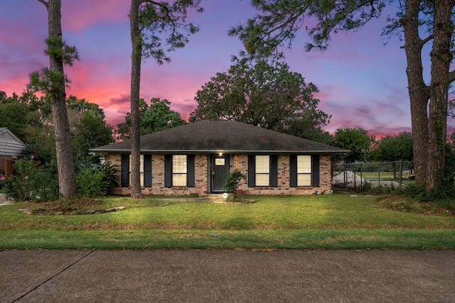 view of front of property featuring a lawn