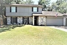 view of front facade featuring a garage and a front yard