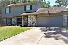 view of front of house featuring a front lawn