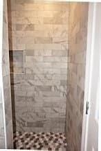 bathroom featuring a tile shower