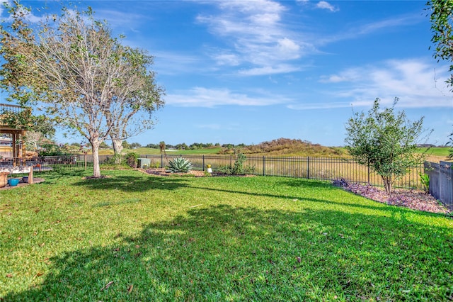 view of yard featuring a rural view