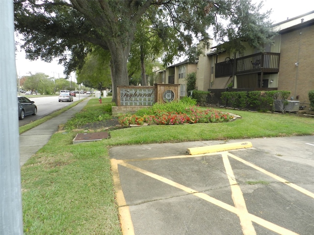 community / neighborhood sign featuring a yard