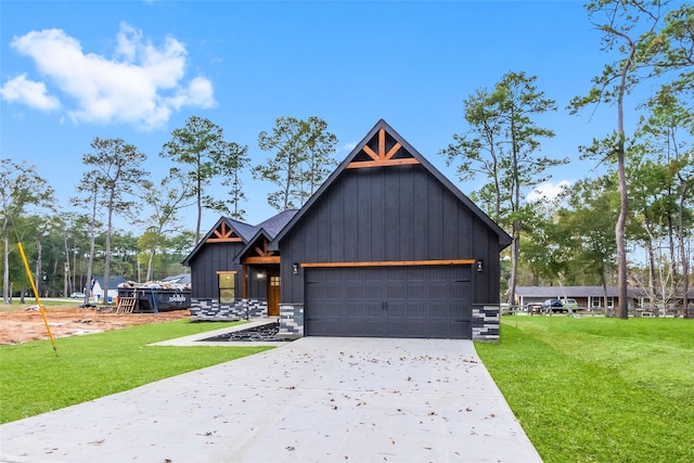 view of front of house featuring a garage and a front yard