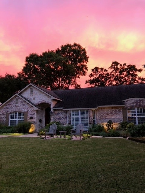 view of front of property featuring a lawn