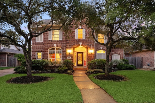 view of front facade featuring a front yard