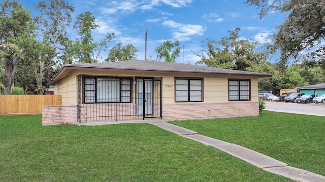 view of front of property with a front lawn