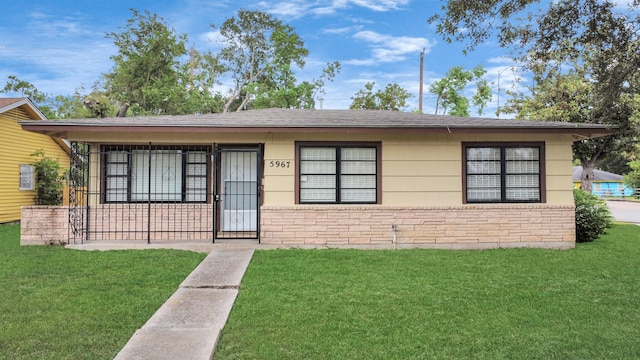 view of front of house featuring a front yard