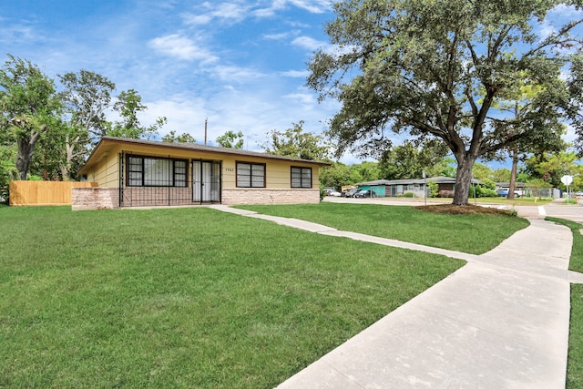 single story home with a front yard