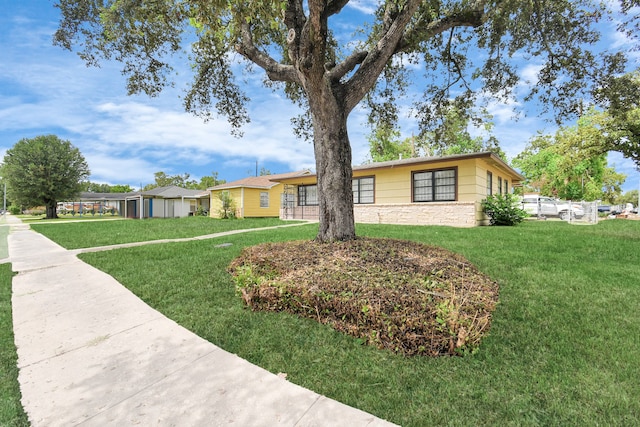 single story home with a front lawn