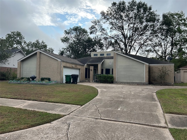 view of front facade featuring a garage and a front yard