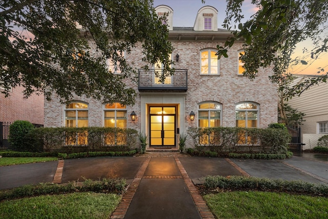 italianate-style house featuring a balcony